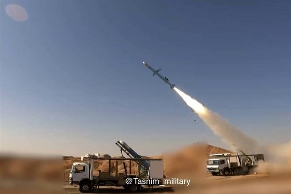 یک جنگنده پیشرفته دشمن توسط آتش پدافند سپاه سرنگون شد