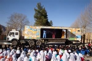 تئاتر سیار کانون با تریلی سفر می‌کند