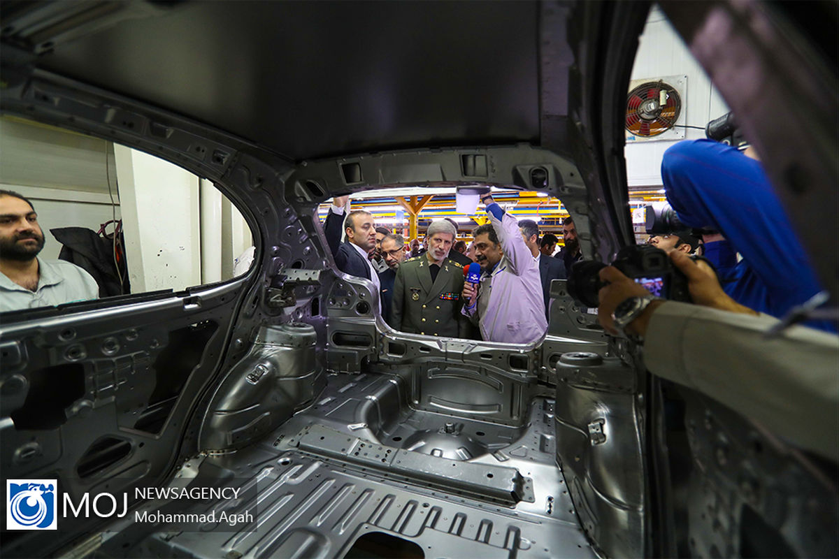 بازدید وزیر دفاع از  خط تولید خودرو سازی سایپا