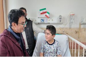 عموپورنگ با کودکان بیمار و مجروح در جنگ دیدار کرد