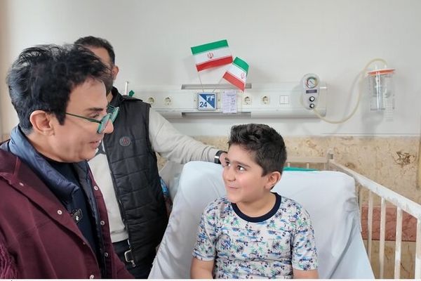 عموپورنگ با کودکان بیمار و مجروح در جنگ دیدار کرد