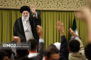 تا دقایقی دیگر جمعی از بسیجیان کشور با رهبر انقلاب دیدار می‌کنند