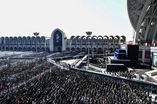 اهتزاز پرچم سرخ «یا لثارات الحسین» بر فراز مصلی در آیین وداع با رهبر شهید