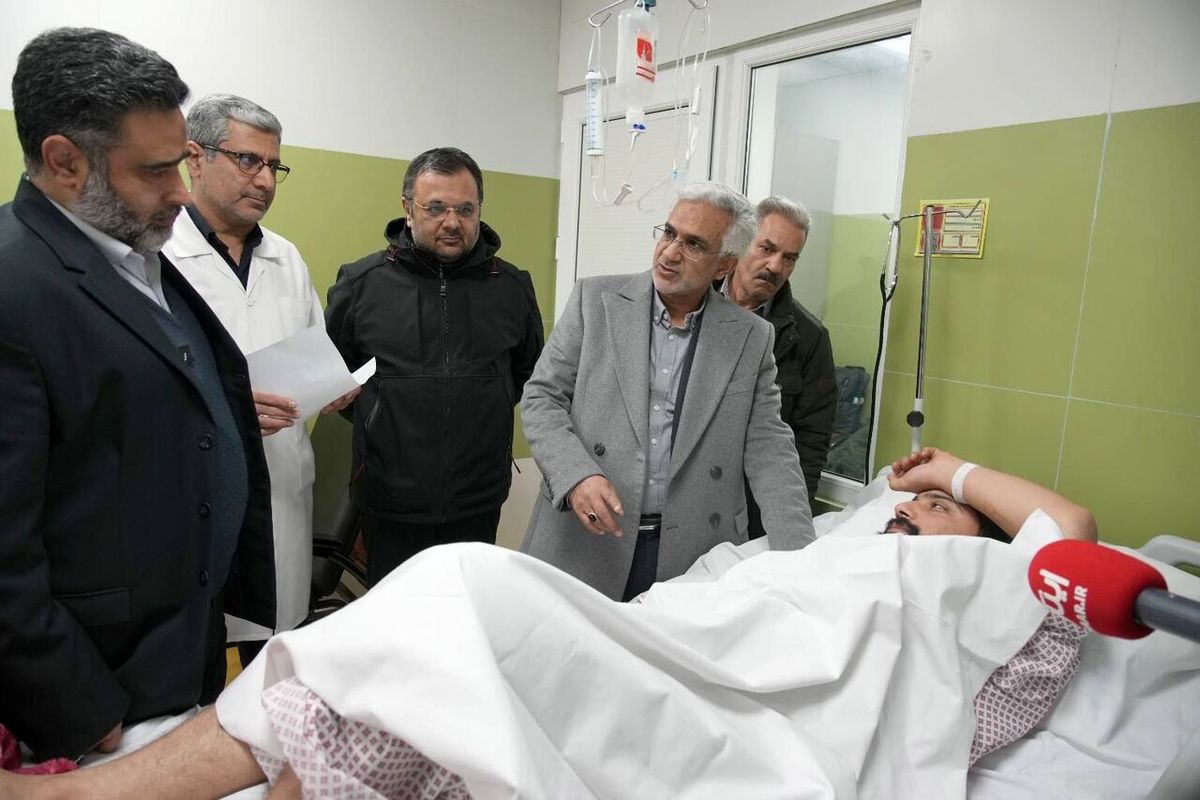 معاون درمان بنیاد شهید در عیادت از مجروحان حوادث اخیر