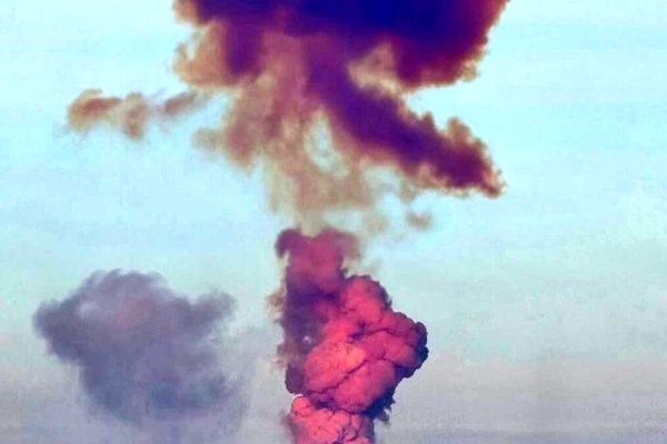 انفجار راکت در پایگاه موشکی روسیه در اورنبورگ ستون دود بنفش ایجاد کرد