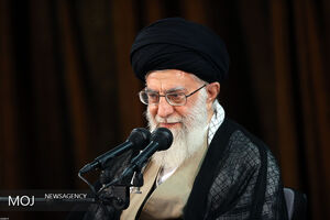  آیت الله خامنه‌ای در منزل شهید سید محمدجواد حسن زاده حضور یافتند
