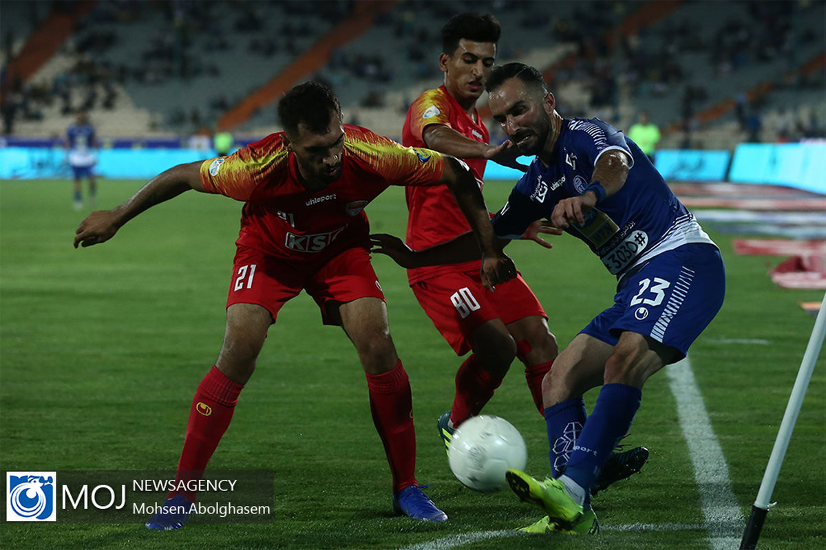 دیدار تیم های فوتبال استقلال تهران و فولاد خوزستان