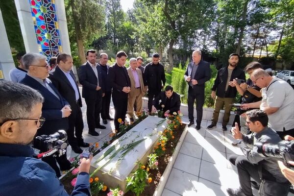 ادای احترام وزیر ورزش و جوانان به شهدای گمنام استانداری کردستان