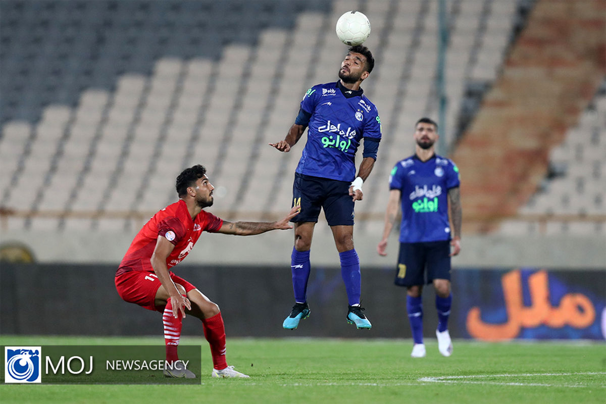 دیدار تیم های فوتبال استقلال و تراکتور