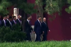 پیاده‌روی «پوتین» و «شی‌ جین‌پینگ» در اطراف محل اقامت رئیس‌جمهور چین در پکن + فیلم