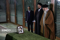 رهبر انقلاب در آستانه دهه فجر در مرقد بنیانگذار جمهوری اسلامی ایران حضور یافتند