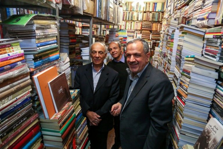 از واگذاری کتابفروشی ایرانیان تا تاکید بر حمایت از کتابفروشیهای محلی