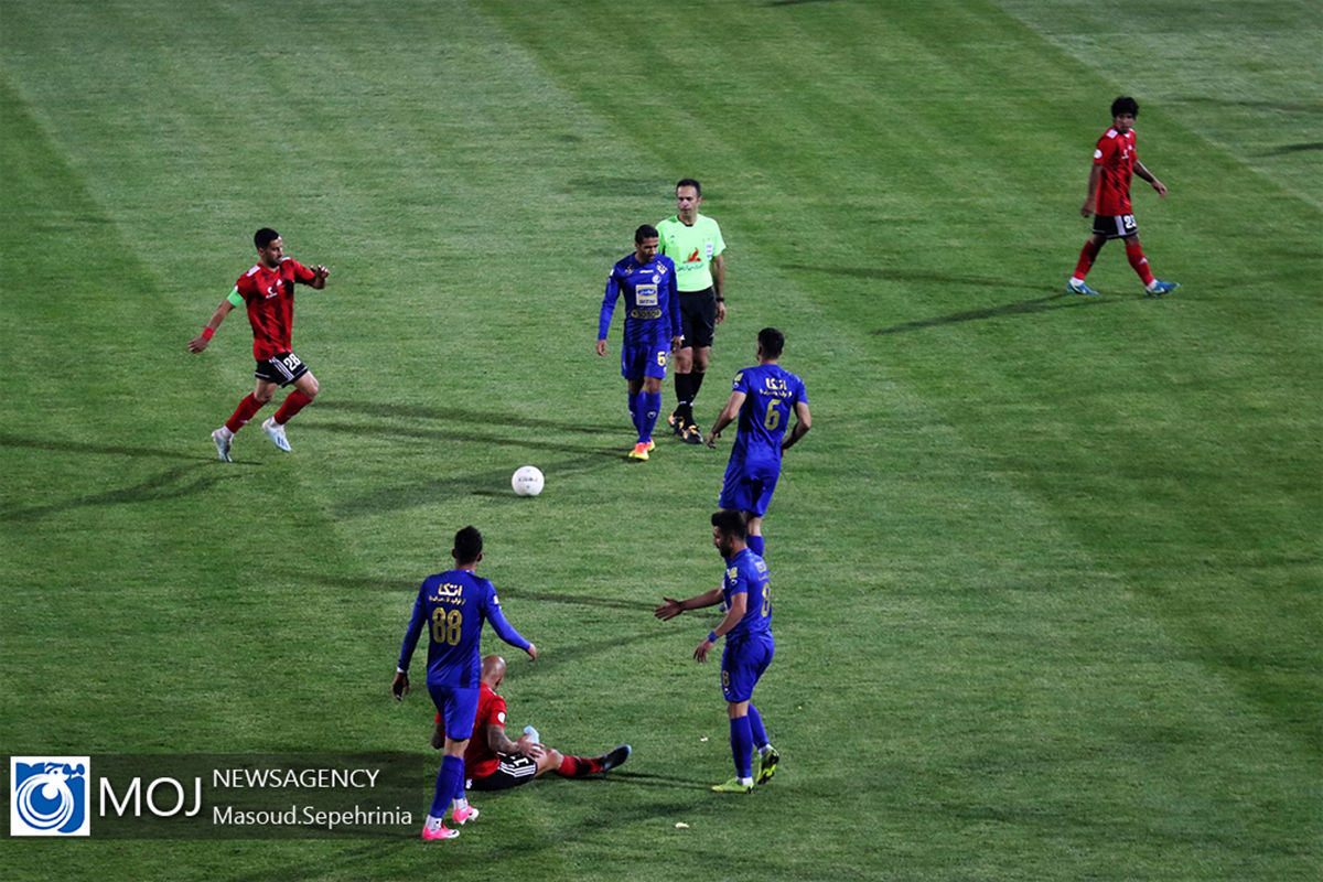 دیدار تیم های فوتبال تراکتور و استقلال 