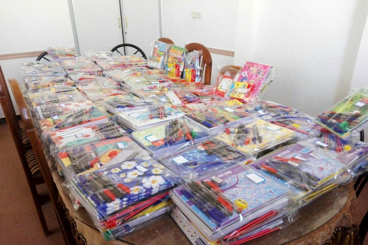 پک لوازم‌التحریر در بین دانش آموزان 