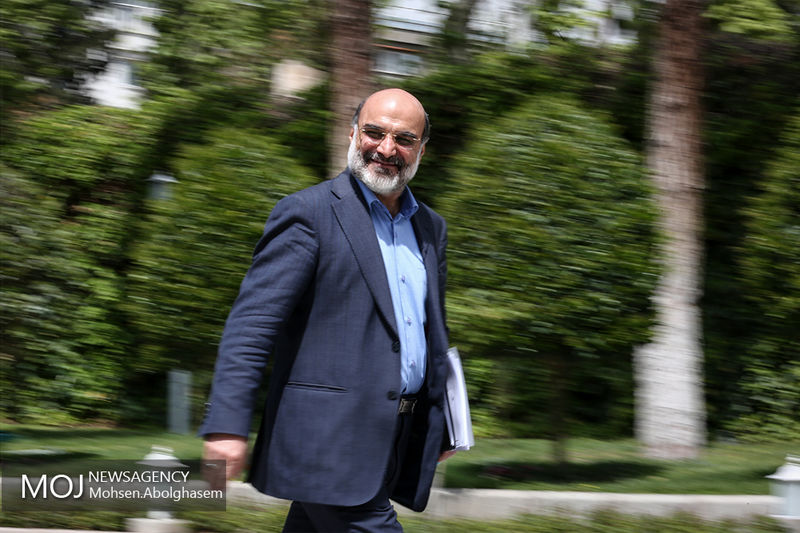 پاسخ رییس سازمان صدا و سیما به حذف عادل فردوسی پور و برنامه نود؛ با لبخند و سرعت رفت!
