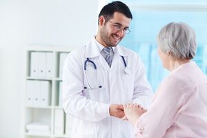 مهربانی و رفتار مناسب همواره باید از ویژگی‌های اخلاقی یک پزشک باشد