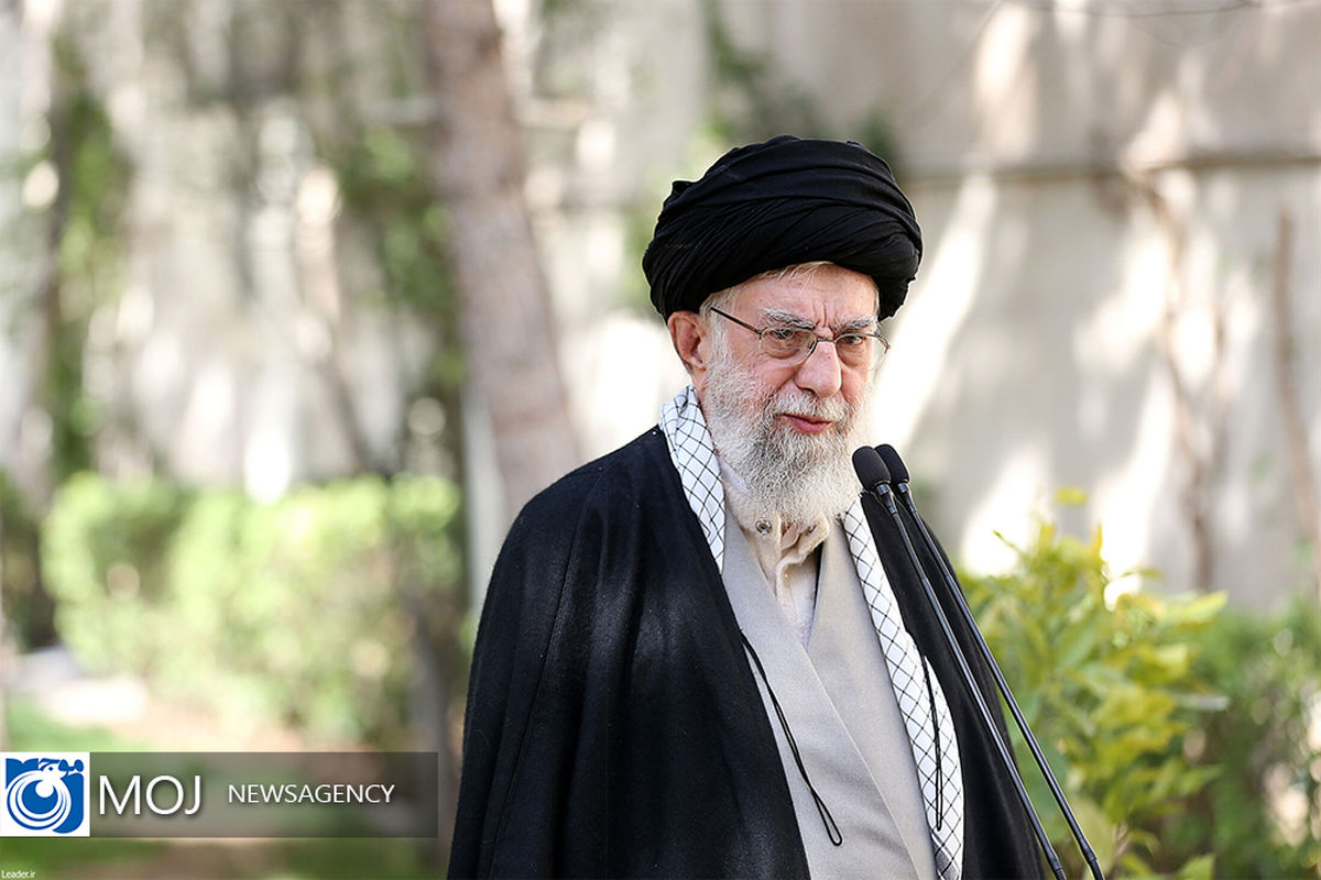 کاشت نهال توسط مقام معظم رهبری 