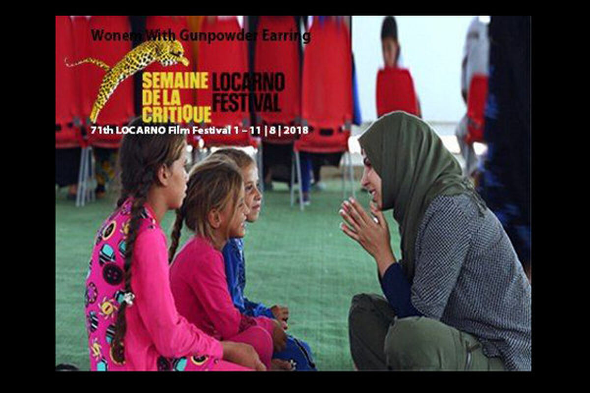 زنانی با گوشواره‌های باروتی