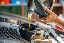 کشف 108 هزار لیتر روغن موتور احتکار شده در میناب