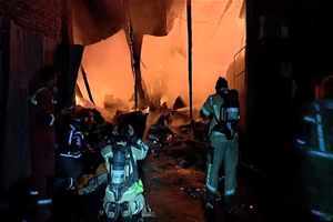 آتش‌سوزی در فروشگاه میلاد شاهین‌شهر مهار شد