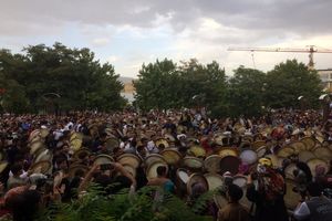 همنوازی نوازندگان دف در آیین آوای دوست بداهه بود