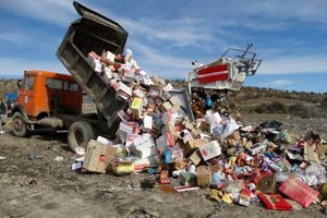 بیش از یک و نیم تن مواد غذایی غیرقابل مصرف در شادگان کشف شد