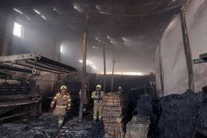 آتش‌سوزی گسترده در فروشگاه کفش خیابان انقلاب کنترل شد + تصاویر