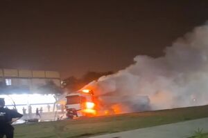حریق خودرو تریلی در شوش مهار شد
