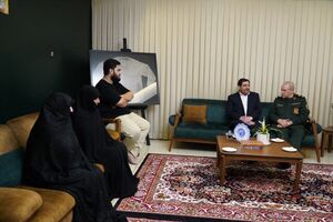 دستیار رهبری با خانواده شهید سرلشکر حاجی‌زاده دیدار کرد
