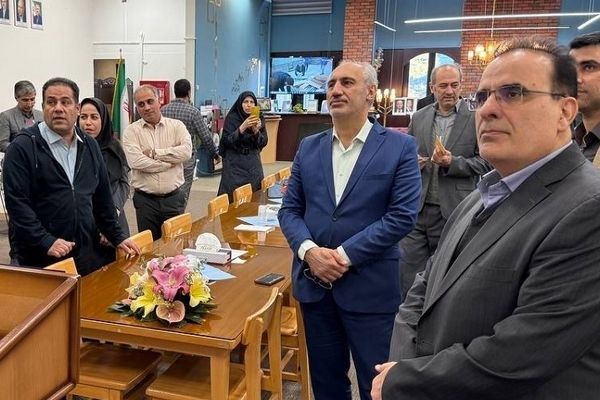 رئیس سازمان برنامه و بودجه کشور از نمایشگاه تازه‌های کتابخانه بازدید کرد