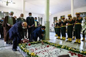 برگزاری آیین غبارروبی و گلباران مزار شهدای انقلاب در قم