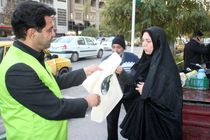 پیام‌آوران اردیبهشت کرمانشاه کیسه‌های پارچه‌ای را بین مردم توزیع کردند