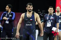 حسن یزدانی مقابل آذرپیرا برای رسیدن به دوبنده تیم ملی کشتی مبارزه می کند