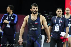 حسن یزدانی مقابل آذرپیرا برای رسیدن به دوبنده تیم ملی کشتی مبارزه می کند