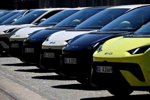 پکن به جنگ قیمت خودروسازان پایان می‌دهد