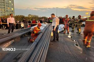 واژگونی کامیون حامل میلگرد در بلوار کوهسار/یک نفر به‌شدت مصدوم شد