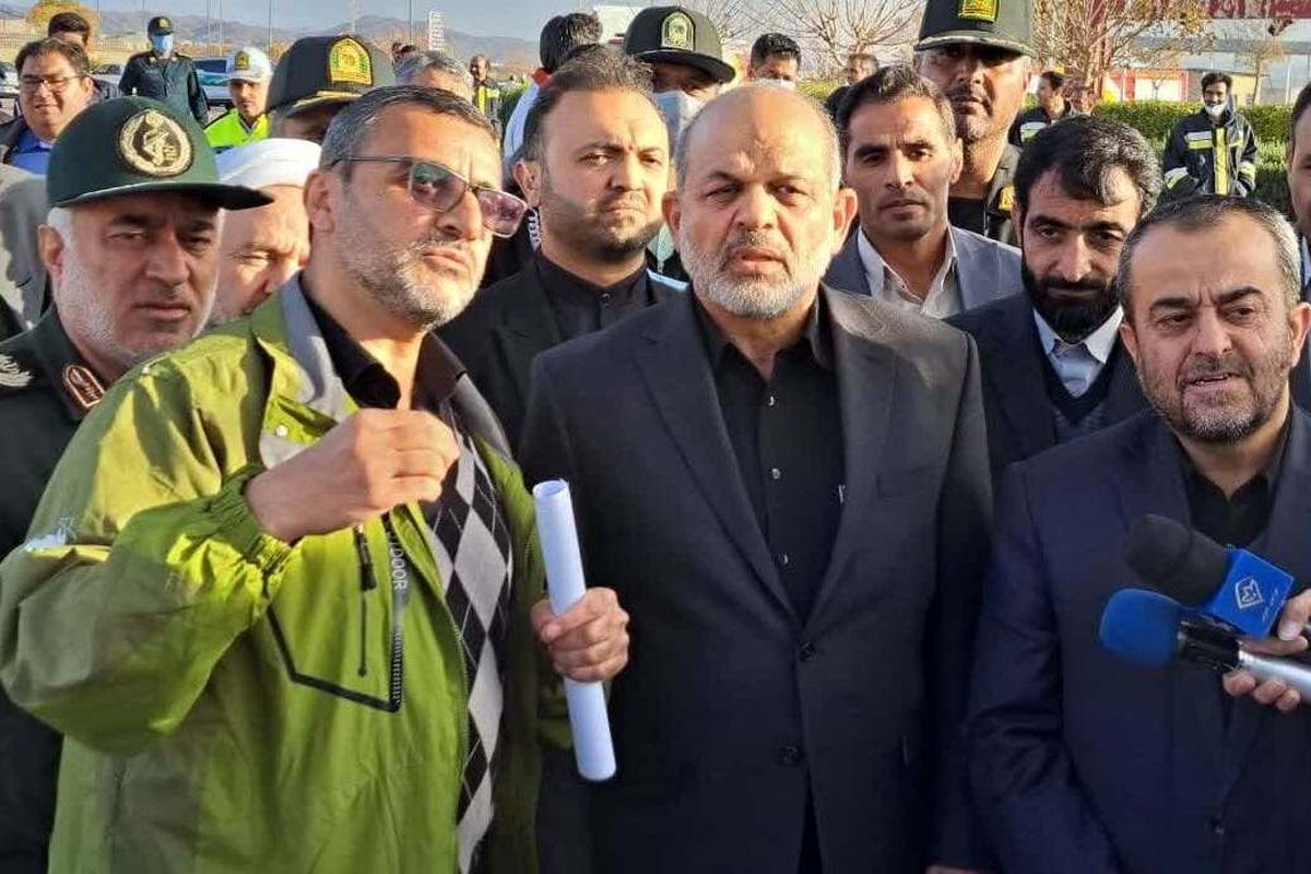 وزیر کشور در محل آتش‌سوزی پالایشگاه بیرجند حضور یافت