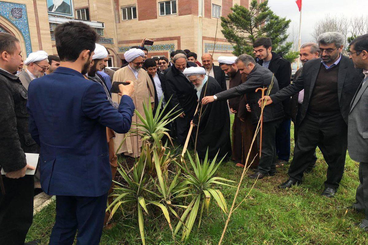 غرس نهال توسط حضرت آیت الله قربانی