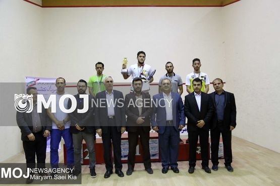 اهدای مدال قهرمان اسکواش کشور به خانواده شهید باکری
