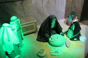 برگزاری نمایشگاه یاس کبود در امامزاده محسن(ع) در اصفهان