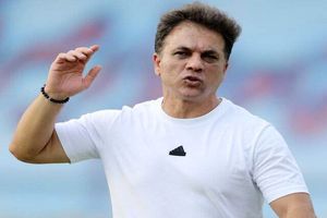 کمیته انضباطی برای سرمربی شمس‌آذر ابلاغیه فرستاد