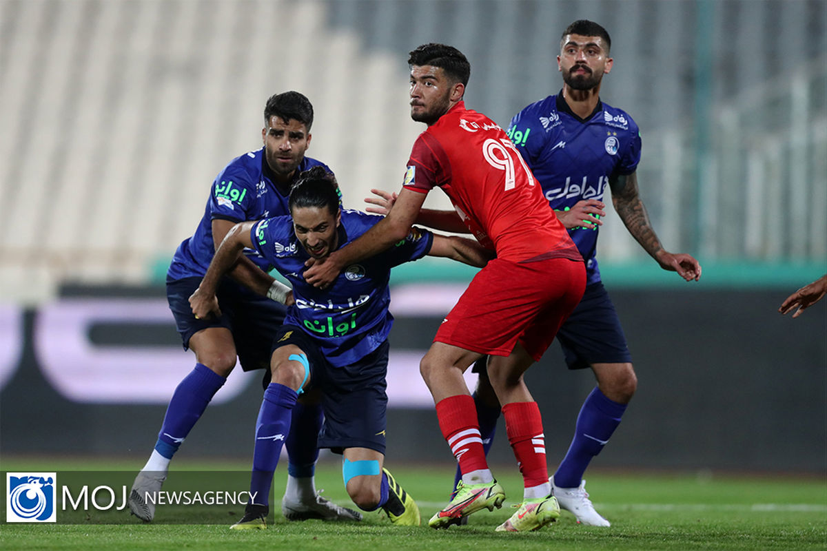 دیدار تیم های فوتبال استقلال و تراکتور